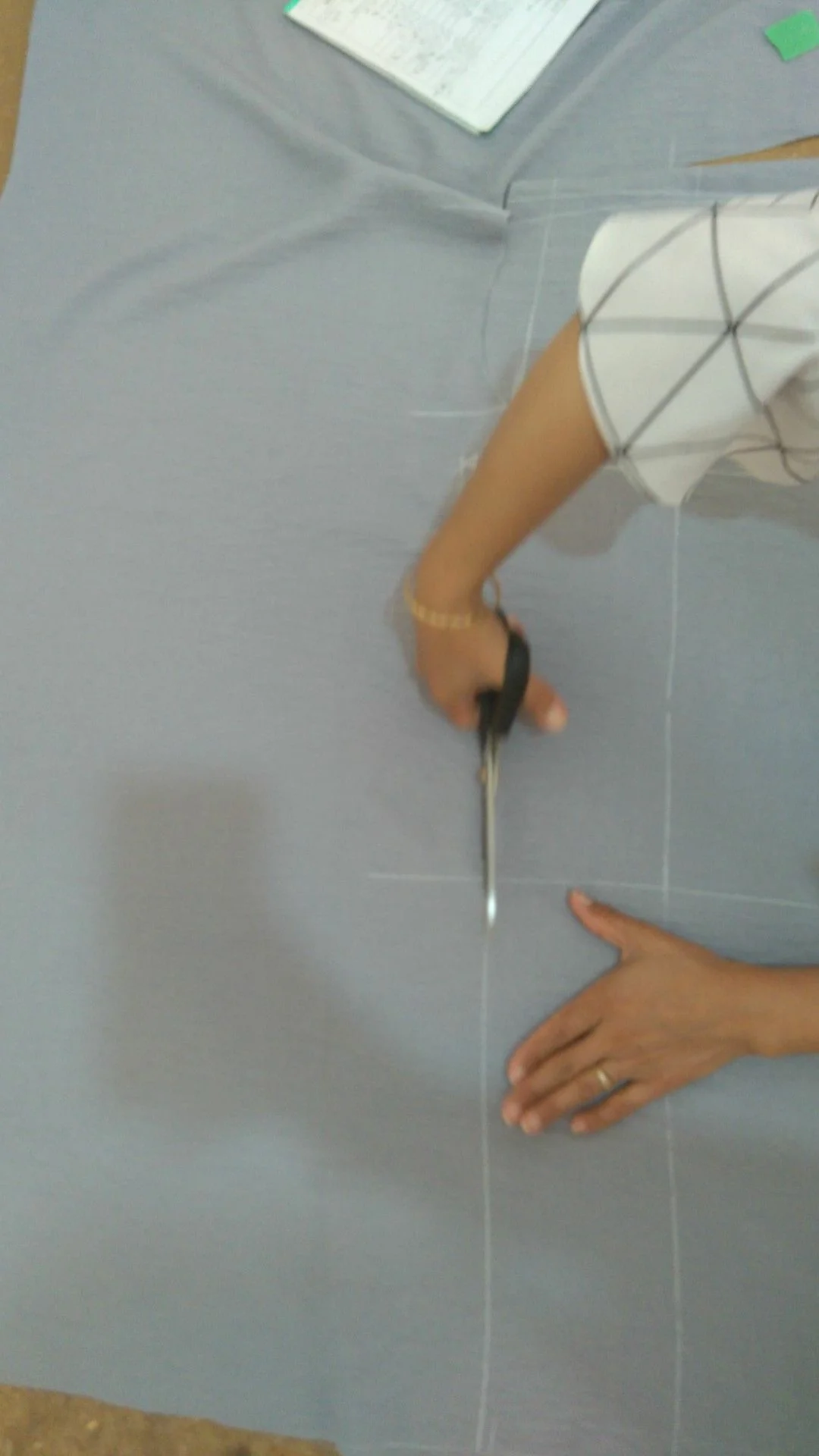 برش دامن کلوش روی پارچه- هنرآموز